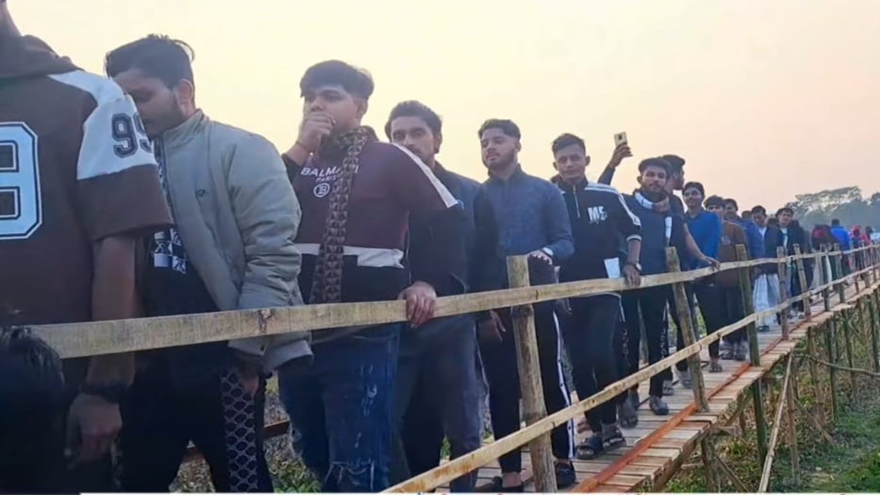 ৬০০ ফুট কাঠের ‘প্রবাসী সেতু’ দেখতে ভিড়