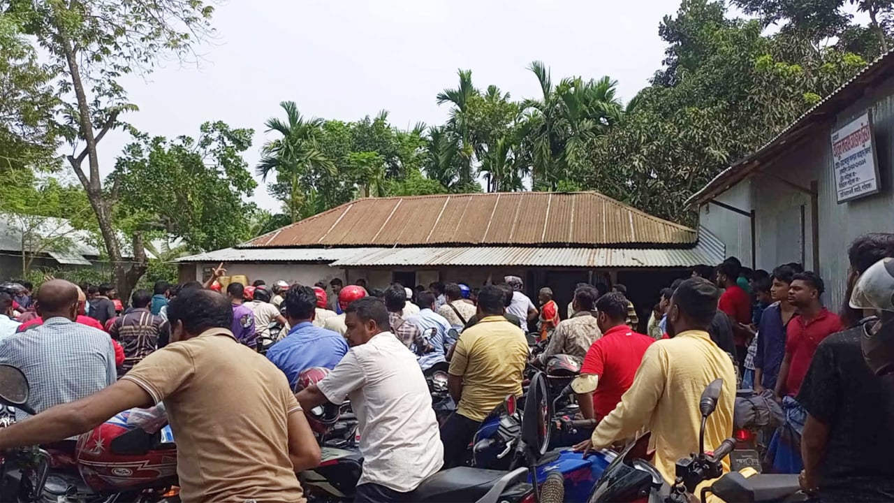 সাঘাটায় পাম্পে অভিযান, ১২শ লিটার পেট্রোল জব্দ