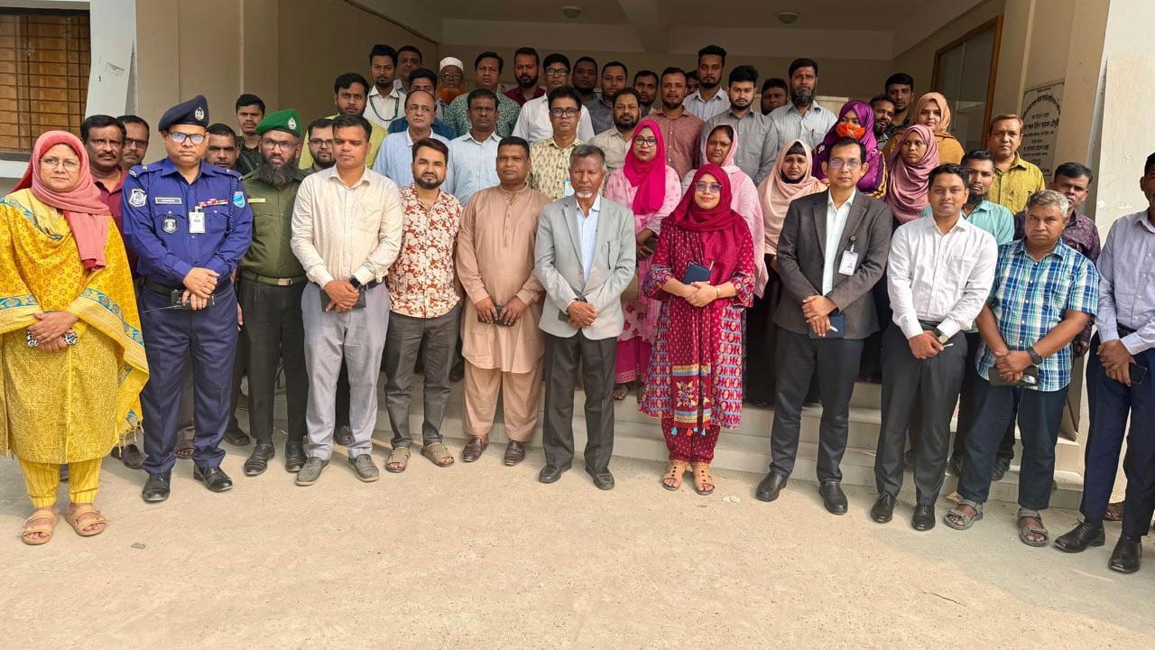মানিকগঞ্জে আকস্মিক অফিস পরিদর্শনে জনপ্রশাসন প্রতিমন্ত্রী