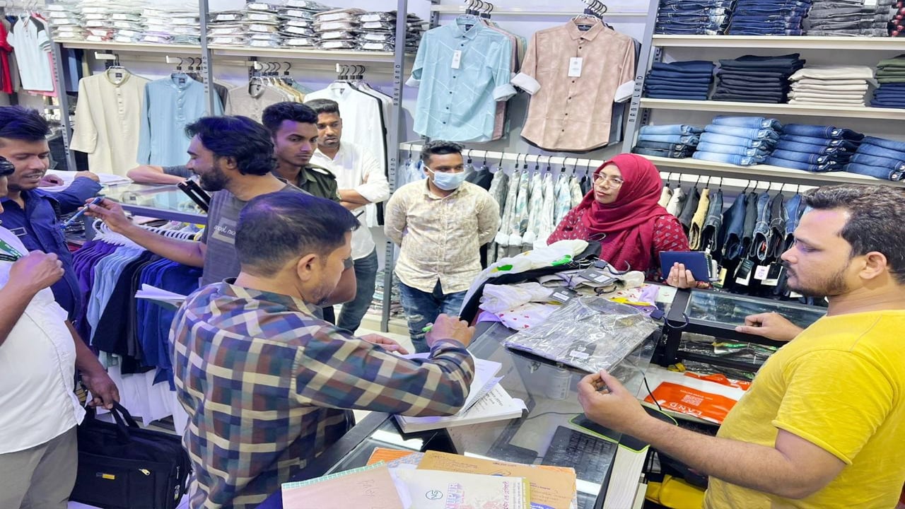 সিংগাইরে অতিরিক্ত মূল্য আদায়, ৫ ব্যবসায়ীকে জরিমানা