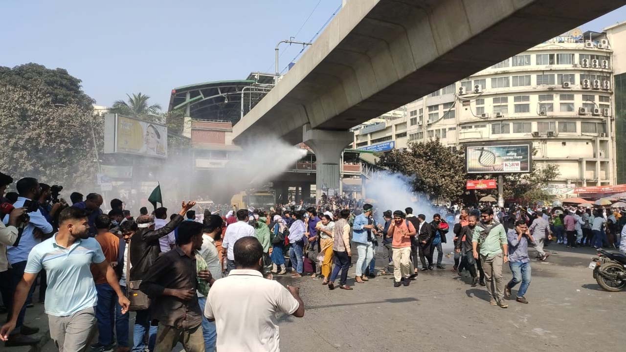 শাহবাগে আন্দোলনকারীদের ওপর জলকামান ও সাউন্ড গ্রেনেড নিক্ষেপ