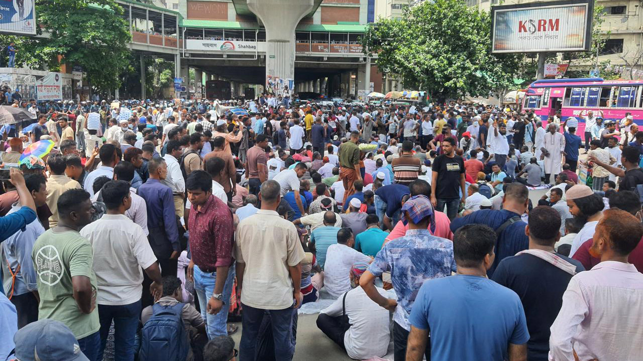 তিন দফা দাবিতে চাকরিচ্যুত বিডিআর সদস্যদের শাহবাগ অবরোধ