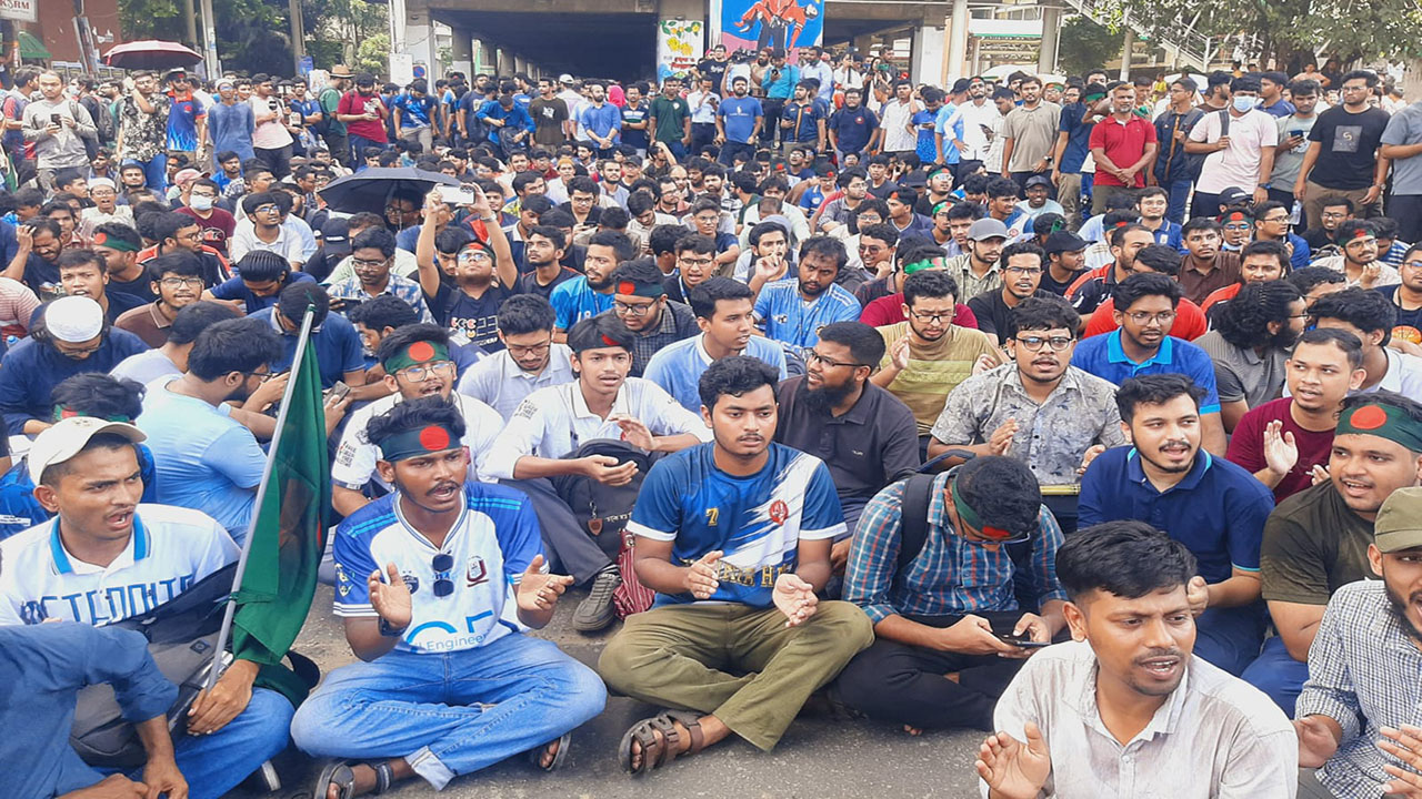 শাহবাগ মোড় অবরোধ করে প্রকৌশল শিক্ষার্থীদের বিক্ষোভ