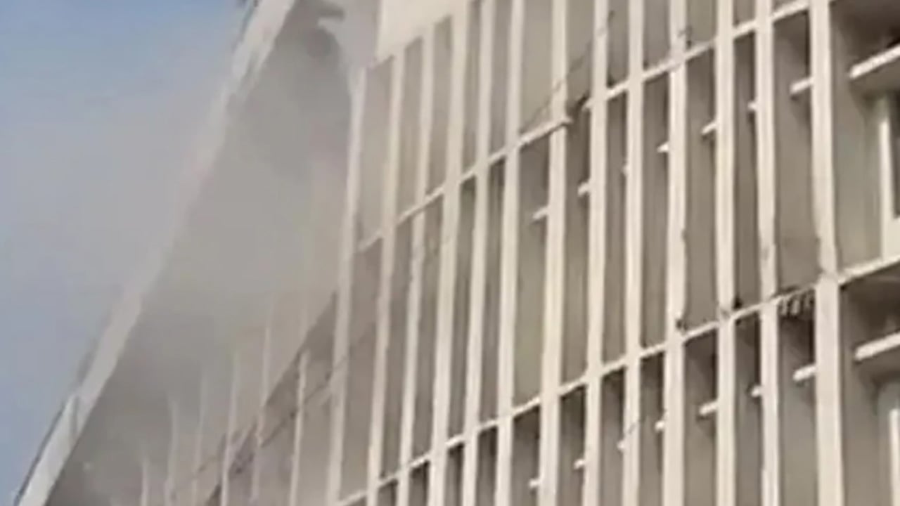 শাহবাগে বাংলাদেশ মেডিকেল বিশ্ববিদ্যালয়ের আগুন নিয়ন্ত্রণে