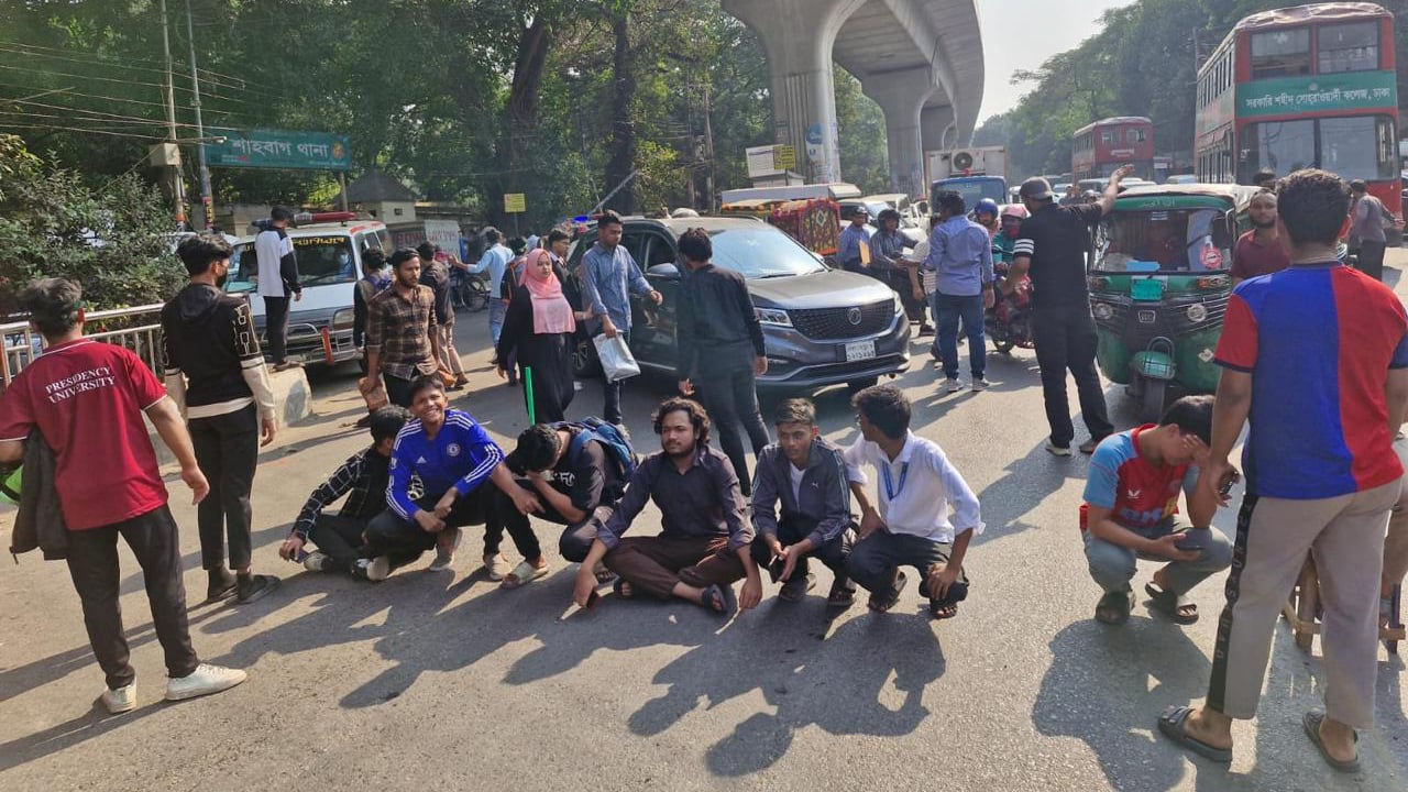 স্বরাষ্ট্র উপদেষ্টার পদত্যাগের দাবিতে শাহবাগ ব্লকেড