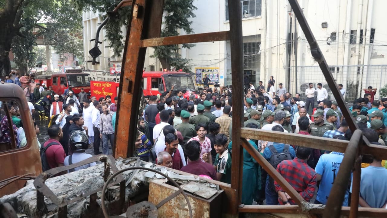 শাহবাগে বাংলাদেশ মেডিকেল বিশ্ববিদ্যালয়ের আগুন নিয়ন্ত্রণে
