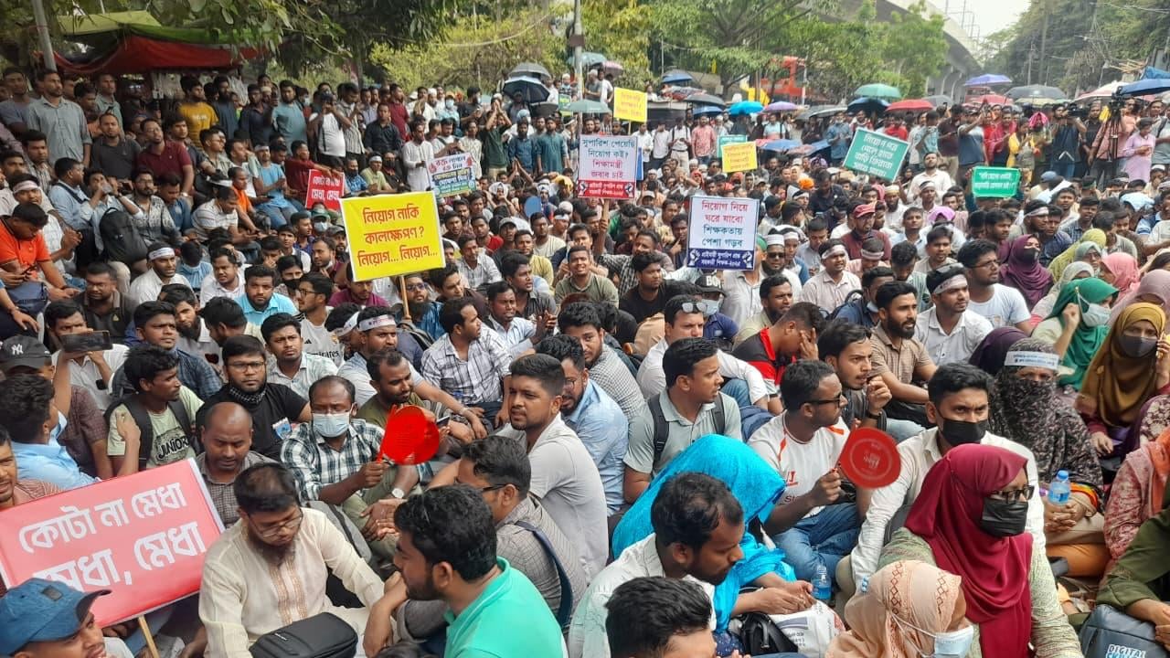 শাহবাগে ফের মুখোমুখি শিক্ষক-পুলিশ