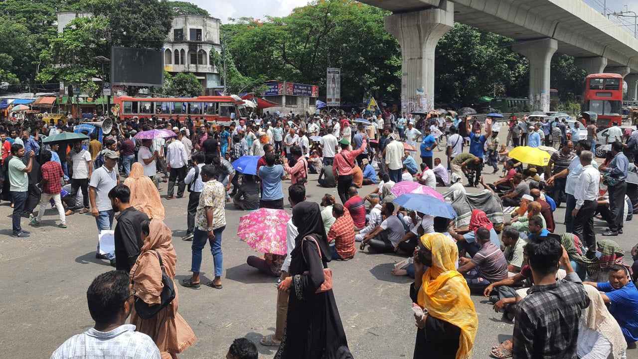 এক ঘণ্টা শাহবাগ অবরোধের পর যান চলাচল স্বাভাবিক