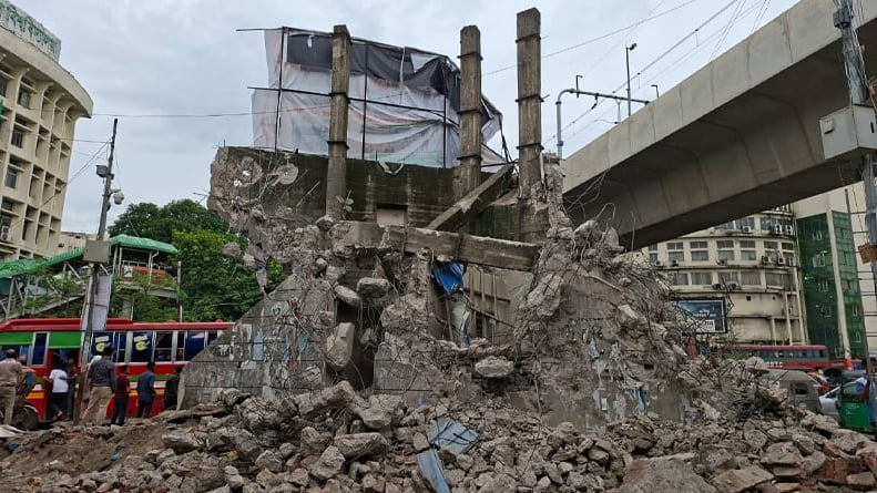 ভেঙে ফেলা হলো শাহবাগের প্রজন্ম চত্বর
