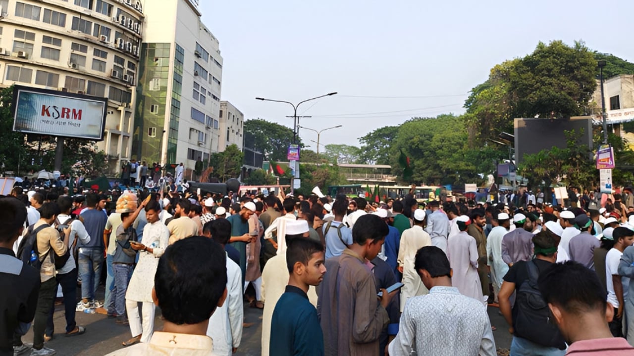 হাদির মৃত্যুর প্রতিবাদে শাহবাগে জড়ো হচ্ছেন ছাত্র-জনতা