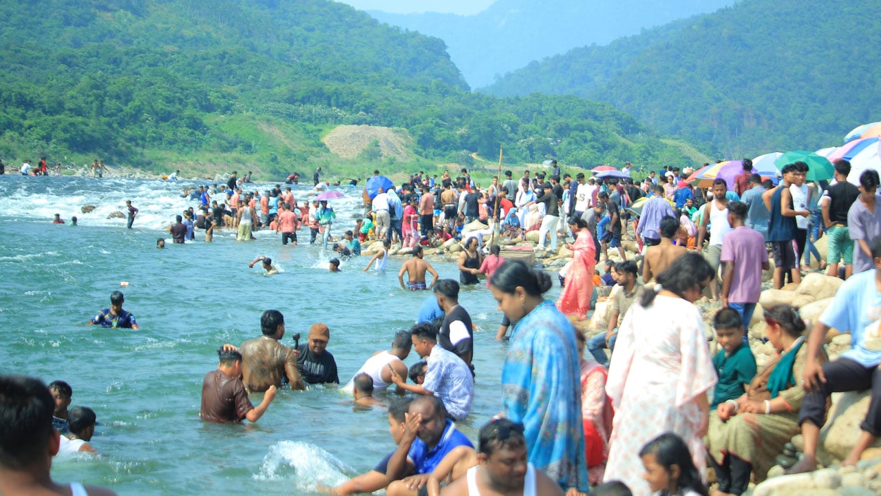 পর্যটকদের আগমনে মুখর সাদাপাথর