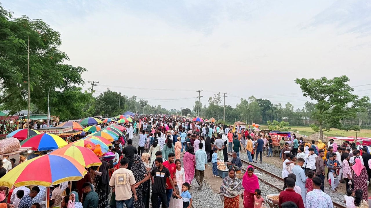 বাঙালি নদীর তীরে পর্যটকদের উপচেপড়া ভিড়