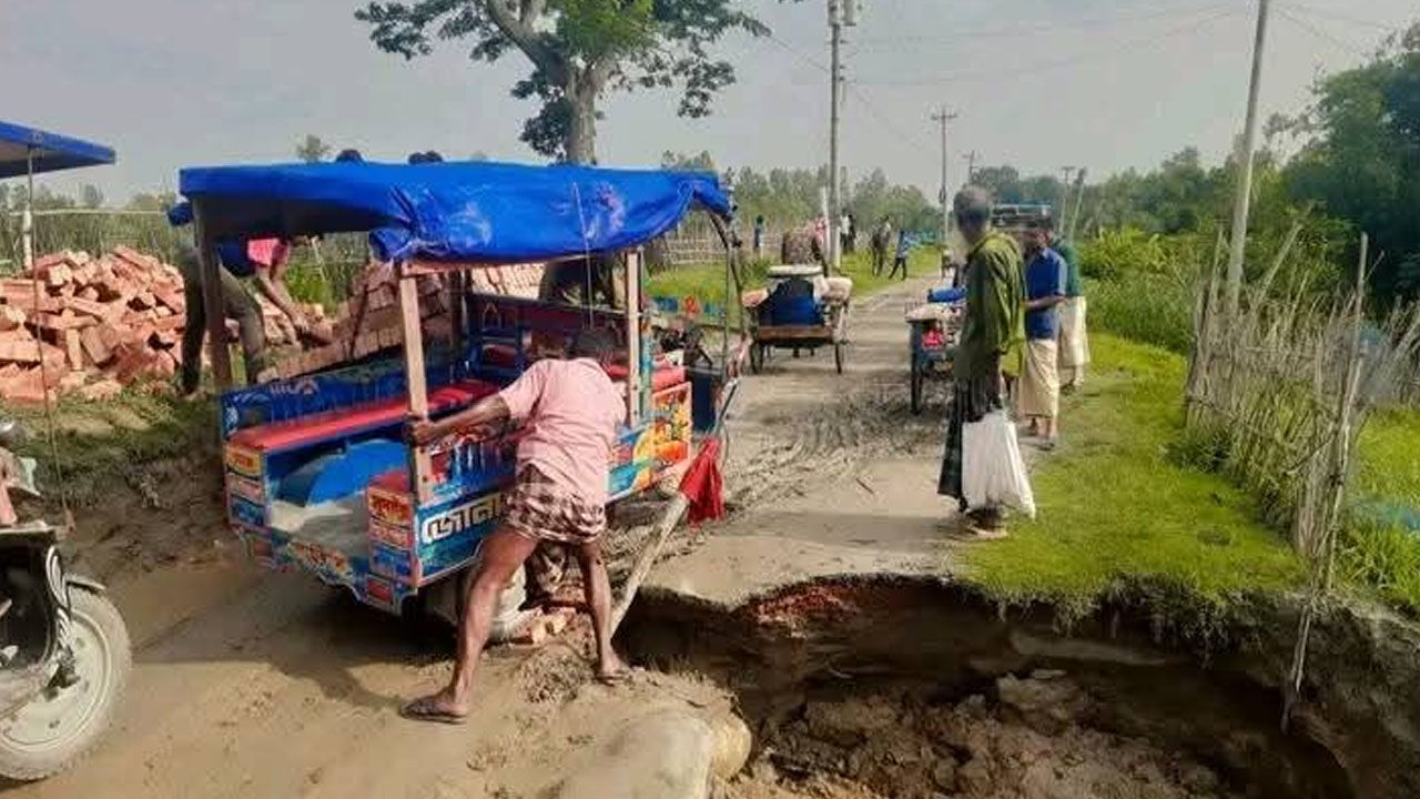 এলজিইডি-পাউবোর টানাপোড়েনে ঝুঁকিপূর্ণ সড়ক