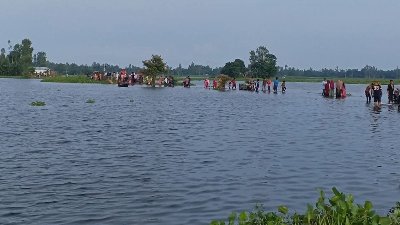 বর্ষায় তেনাচিড়া বিল যেন উত্তরবঙ্গের ‘মিনি কক্সবাজার’