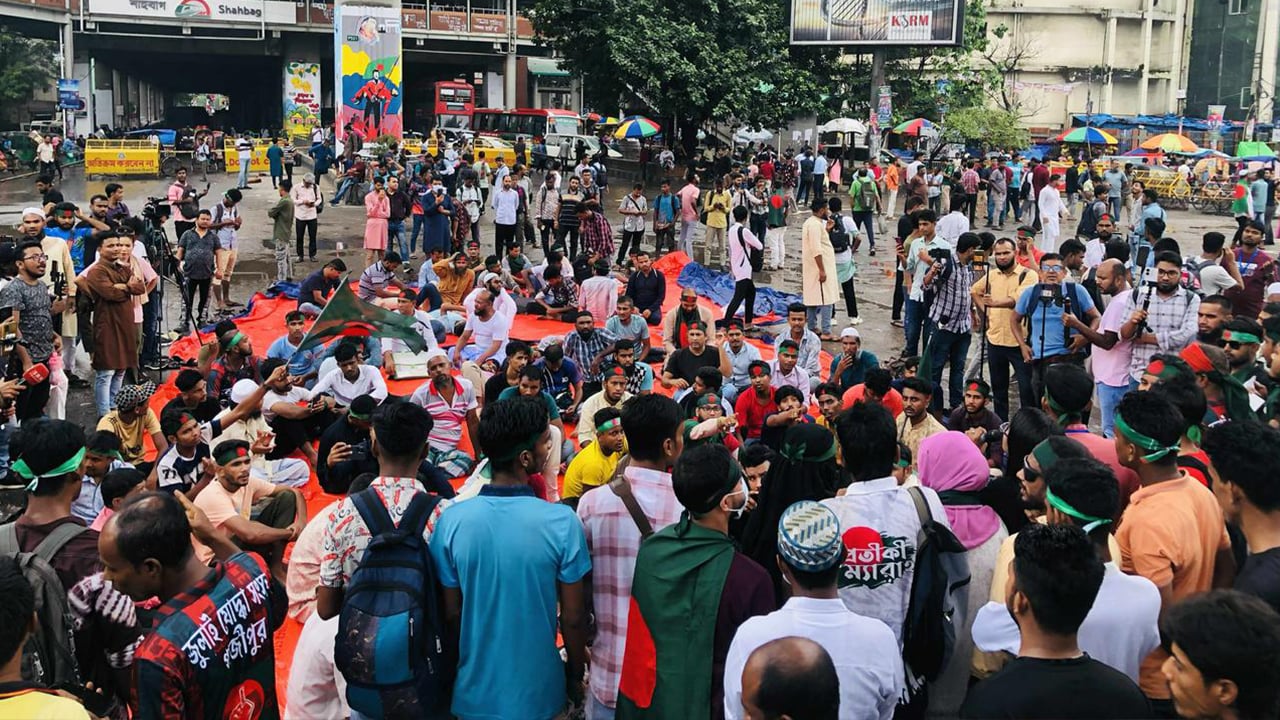 জুলাই সনদ বাস্তবায়নের দাবিতে দুই দিন ধরে অবরোধ শাহবাগ