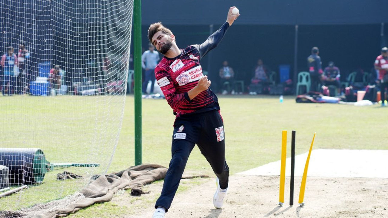 শুরু বিদেশিদের যাওয়া-আসার মিছিল