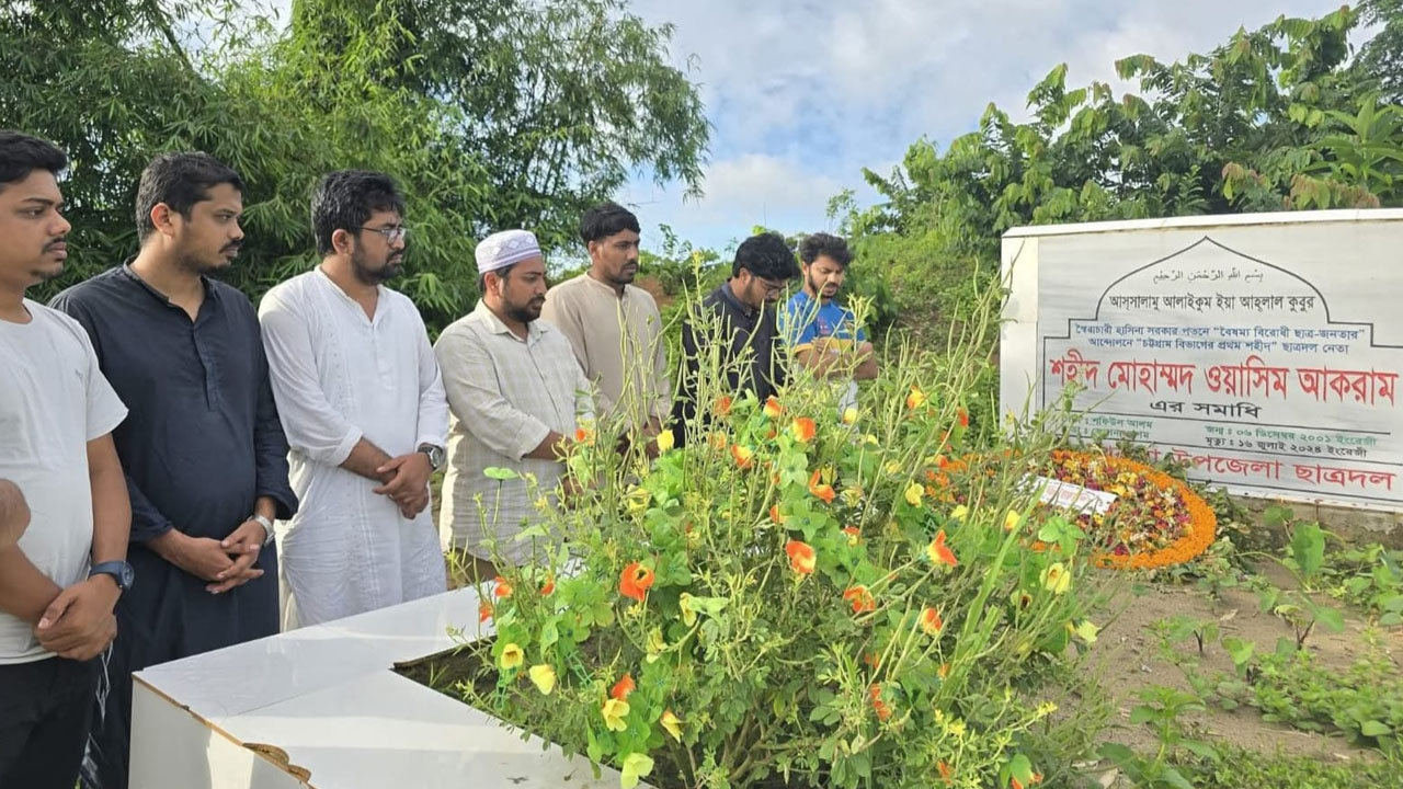 শহীদ ওয়াসিমের কবর জিয়ারত করেই চট্টগ্রামে শেষ এনসিপির পদযাত্রা