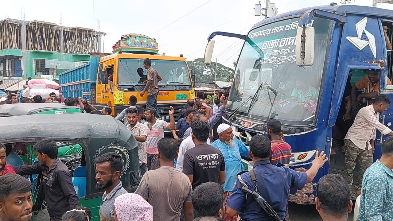 পুলিশের বিরুদ্ধে চাঁদাবাজির অভিযোগে বগুড়া-নাটোর মহাসড়ক অবরোধ