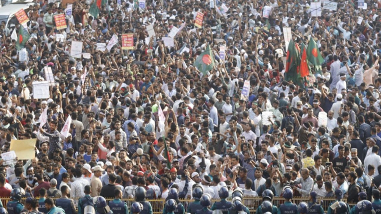 ভোলা-বরিশাল সেতুর দাবিতে শাহবাগ অবরোধ, যান চলাচল বন্ধ