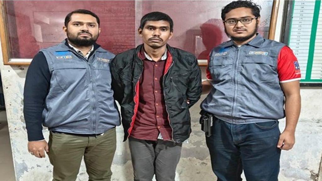 স্বরাষ্ট্র উপদেষ্টা নামে রাজশাহীর ডিসিকে বার্তা পাঠানো যুবক গ্রেপ্তার