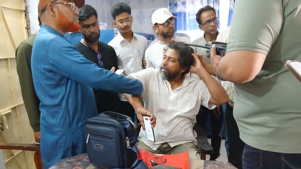 যুবদল নেতার নেতৃত্বে প্রেসক্লাবে ঢুকে সভাপতির ওপর হামলা