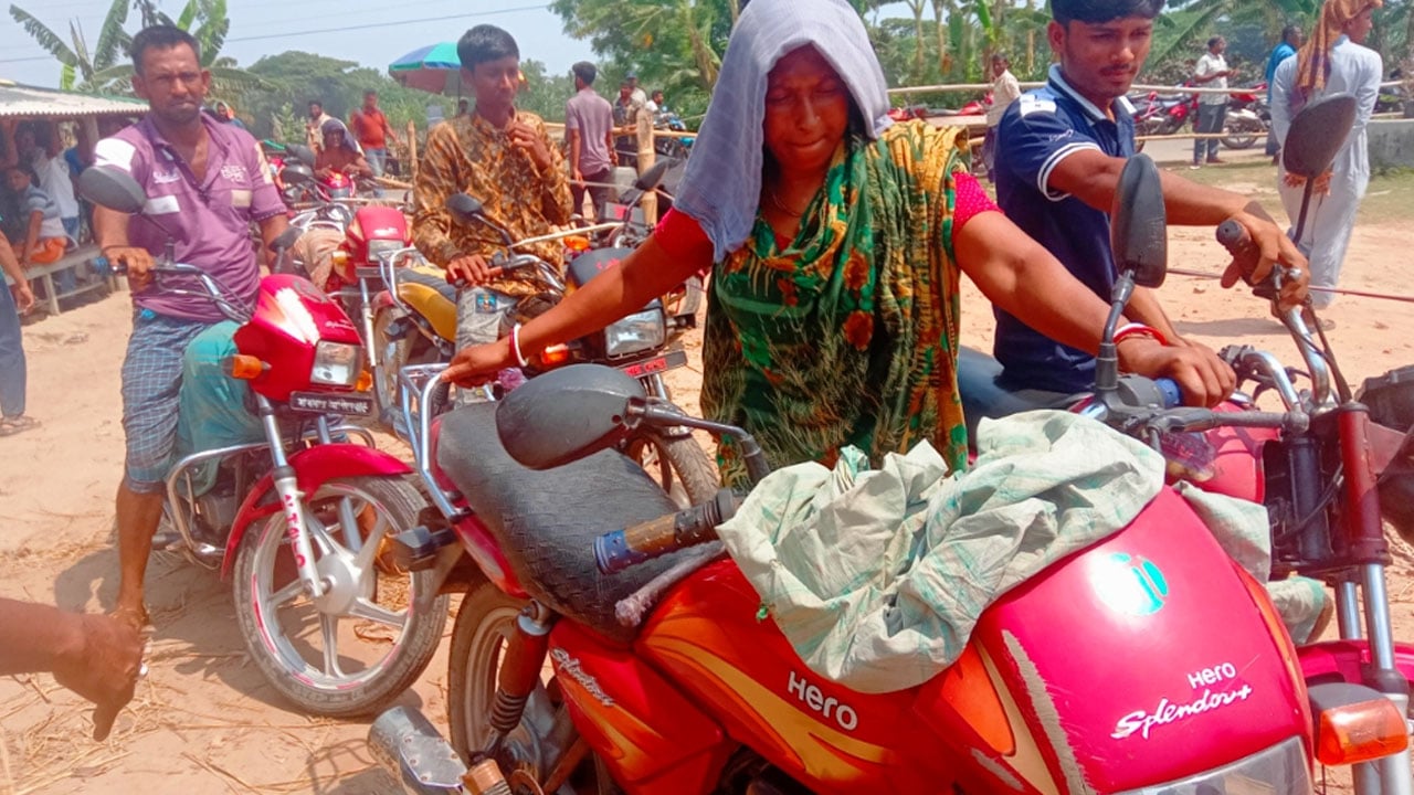 ছেলের মোটরসাইকেলের জ্বালানি নিতে লাইনে দাঁড়ালেন মা