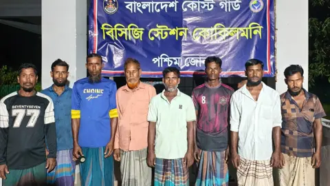 গভীর সমুদ্রে ফিশিংবোটের ইঞ্জিন বিকল, ৮ জেলেকে জীবিত উদ্ধার করল কোস্ট গার্ড