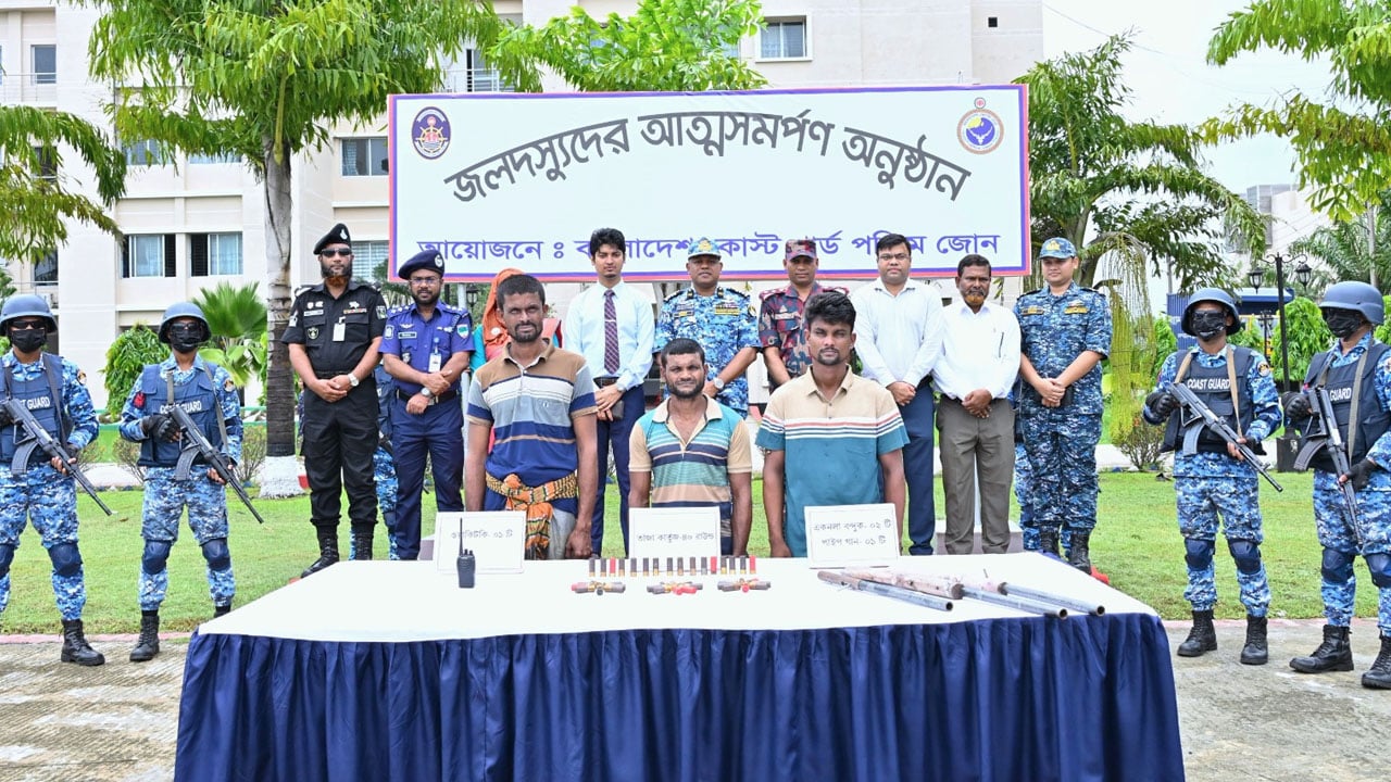 সুন্দরবনে বড় জাহাঙ্গীর বাহিনীর ৩ সদস্যের আত্মসমর্পণ