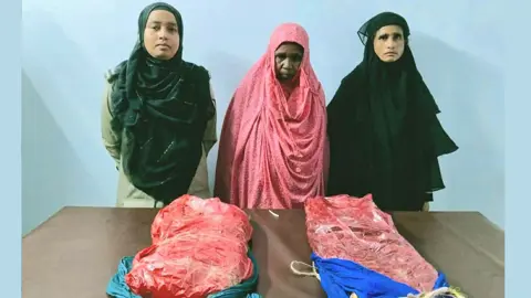 সান্তাহারে অটোরিকশায় তল্লাশি, গাঁজাসহ দুই নারী মাদক কারবারি গ্রেপ্তার