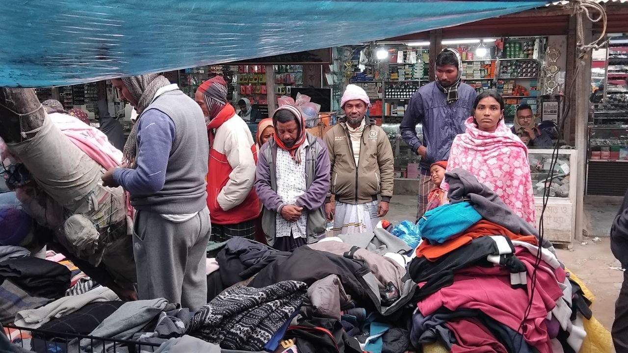 সাপাহারে শীতের পোশাক কিনতে ফুটপাতে মানুষ