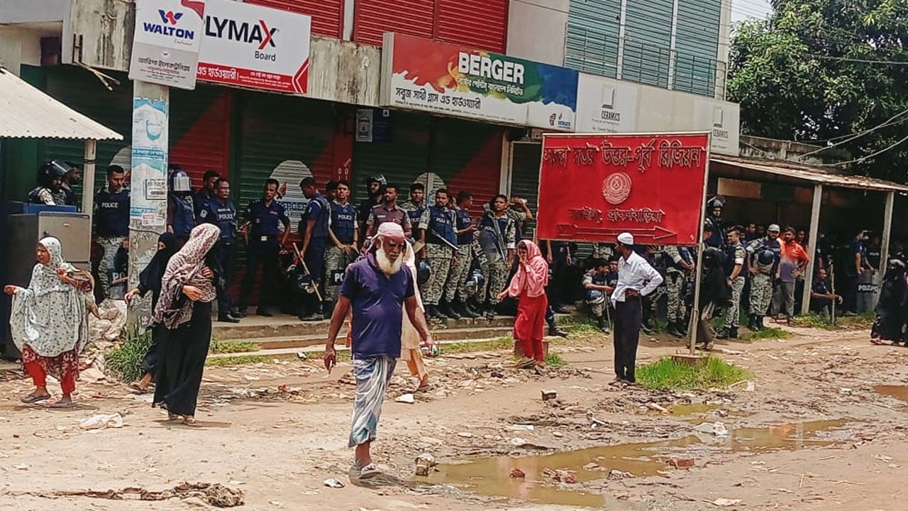 সরাইলে দুই পক্ষের সংঘর্ষে মহাসড়কে যান চলাচল বন্ধ