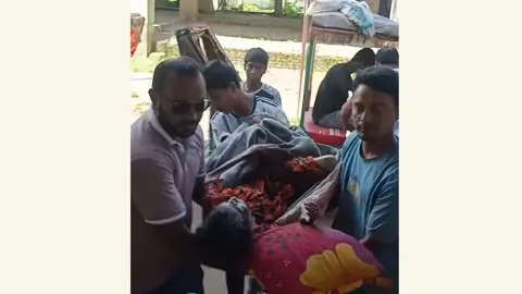 সন্তান-পরিবার থাকার পরও বৃদ্ধার দায়িত্ব নেওয়ার কেউ নেই