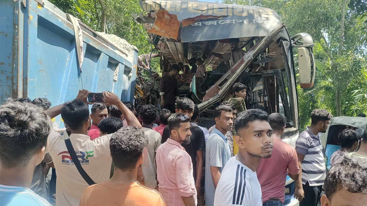 চাঁদপুরে বাস-ট্রাক সংঘর্ষে নিহত ৩