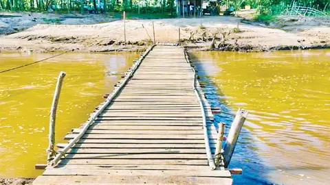 সোমেশ্বরী নদীতে সেতুর অভাবে সাঁকোতে ঝুঁকি নিয়ে পারাপার