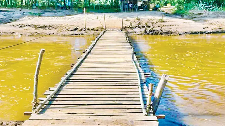 সোমেশ্বরী নদীতে সেতুর অভাবে সাঁকোতে ঝুঁকি নিয়ে পারাপার