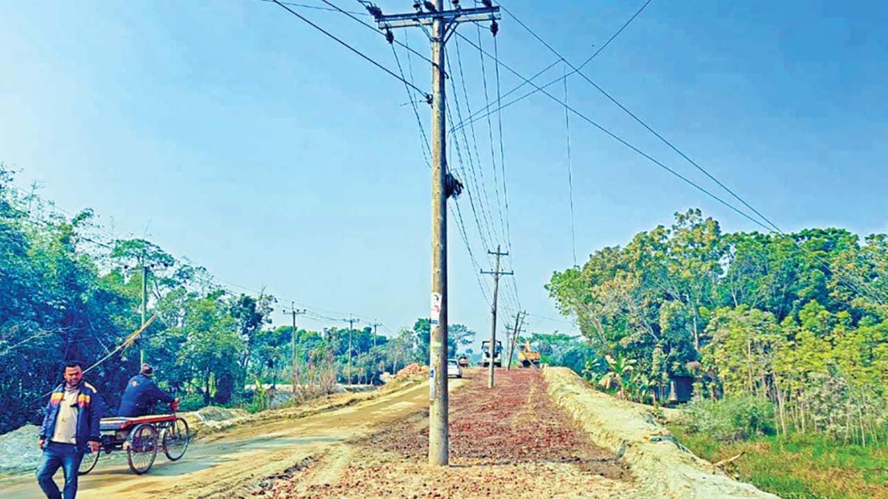 মহাসড়কের মাঝখানে বিদ্যুতের খুঁটি রেখেই সংস্কারকাজ