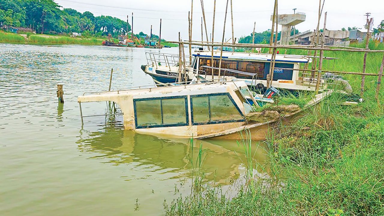 নৌ অ্যাম্বুলেন্সের হদিস নেই, চিকিৎসাবঞ্চিত চরের মানুষ