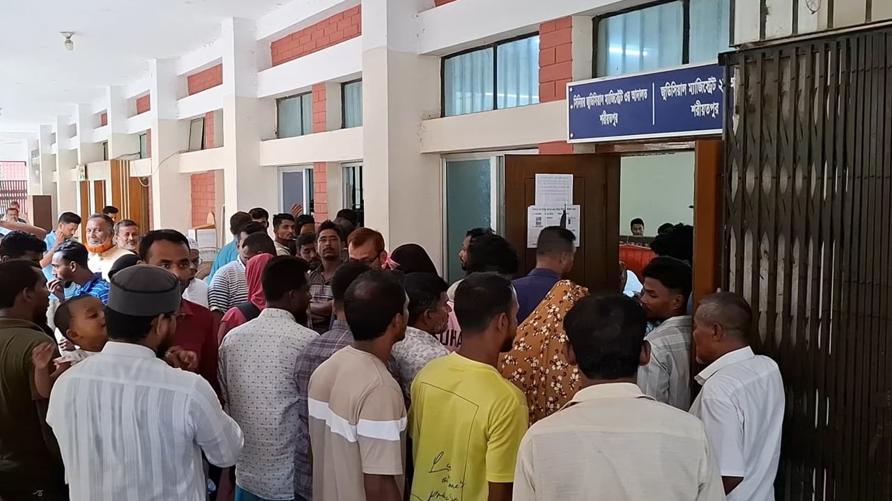 শরীয়তপুরে আদালত চত্বর থেকে পালিয়েছে দুই আসামি