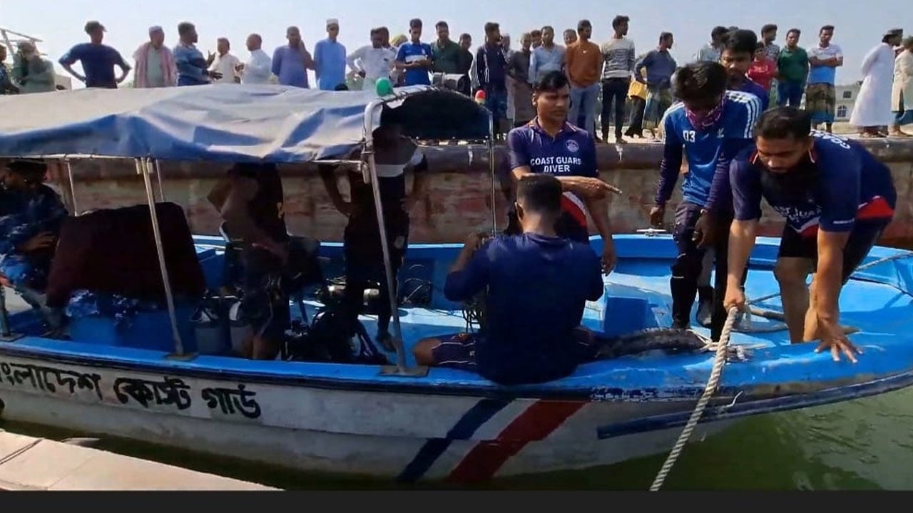 শরীয়তপুরে পদ্মায় বাল্কহেড ডুবে দুই শ্রমিক নিখোঁজ
