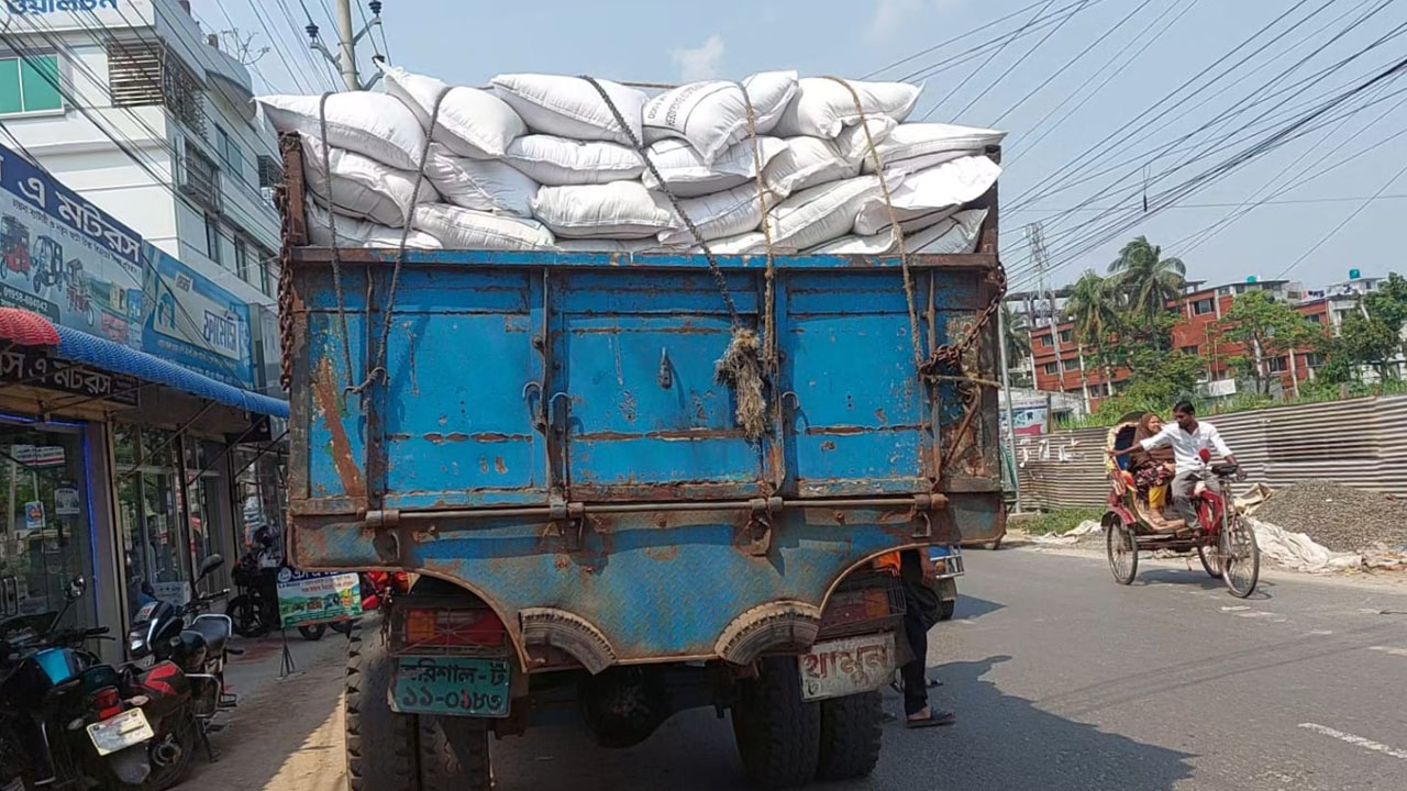 ধরা পড়ে ৪০০ বস্তা চাল ফেলে উধাও ট্রাক চালক ও হেলপার