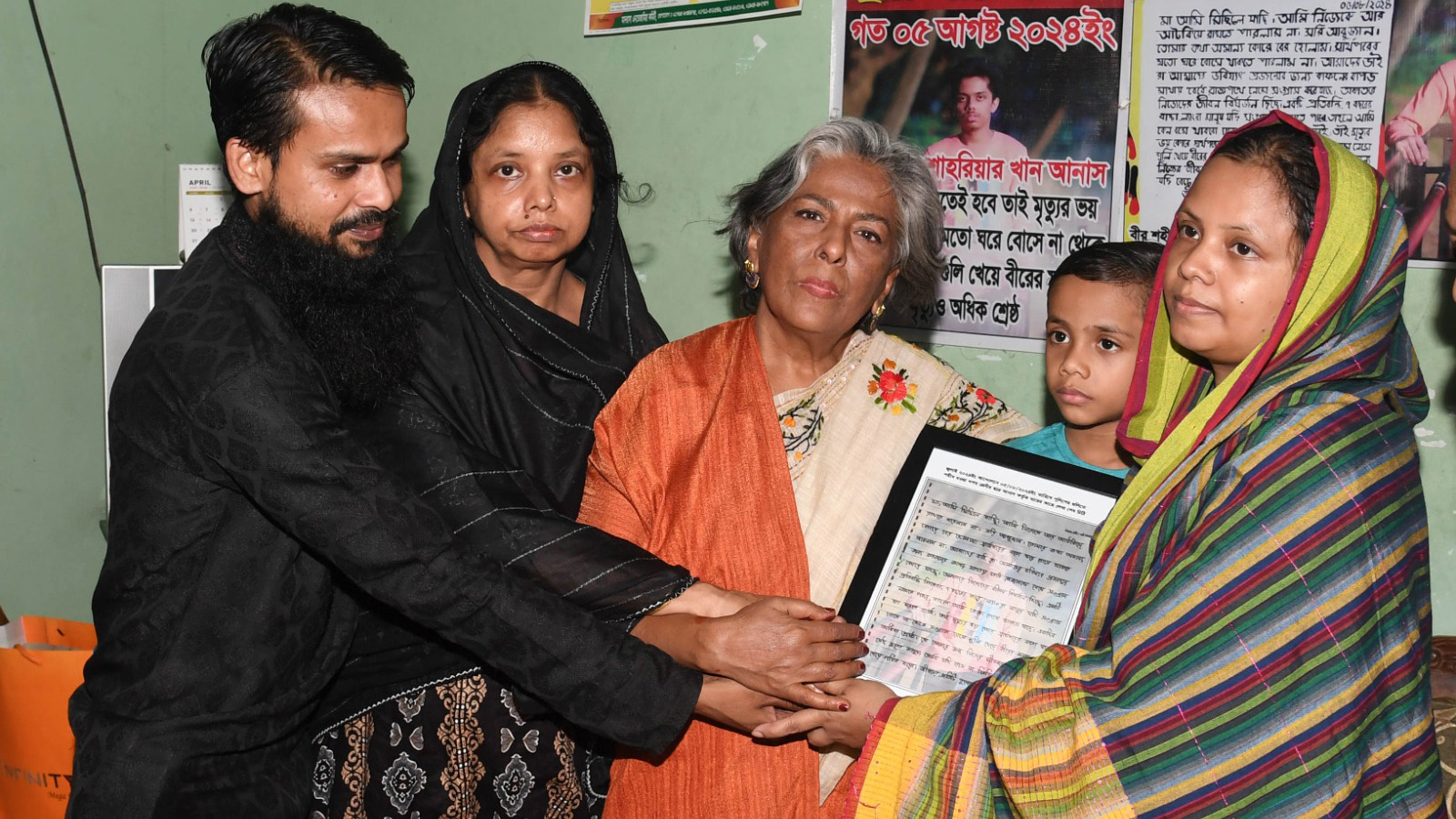 জুলাই আন্দোলনে শহীদ শাহরিয়ারের বাসায় সমাজকল্যাণ উপদেষ্টা
