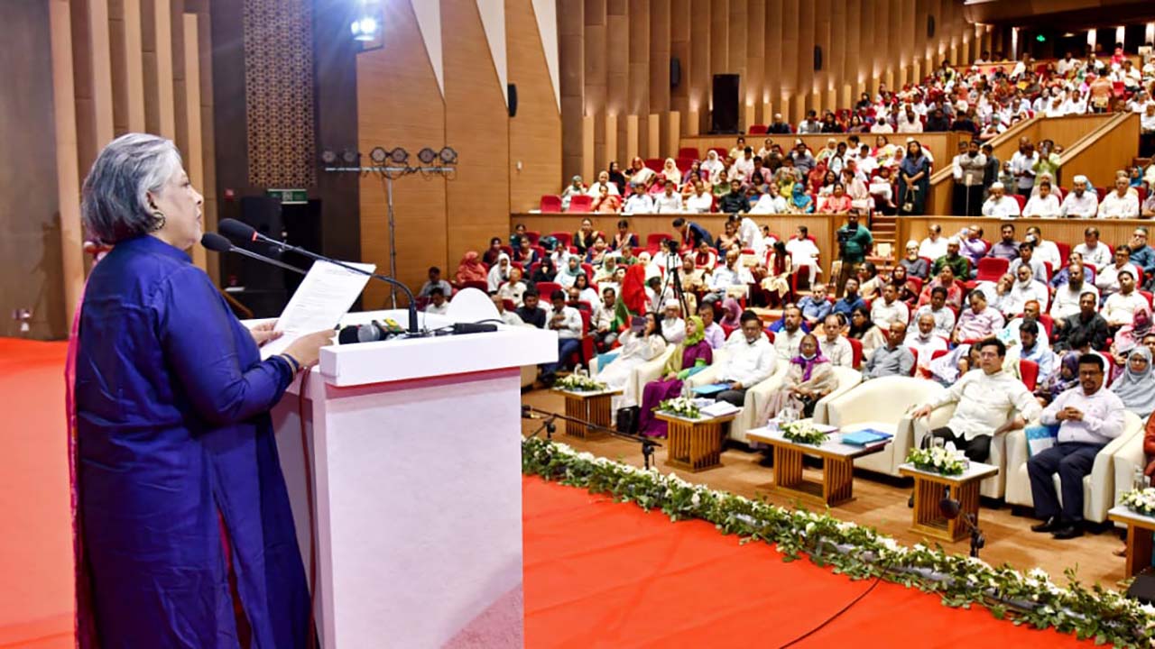 দেশ গড়তে লাখো কণ্ঠে শপথ পড়ালেন উপদেষ্টা শারমীন মুরশিদ