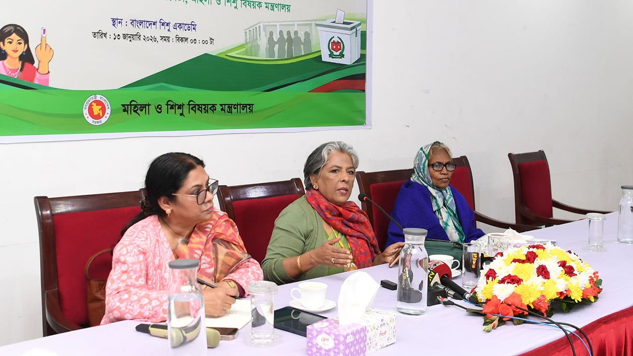 নারী প্রার্থীদের সঙ্গে উপদেষ্টা শারমীন এস মুরশিদের মতবিনিময়