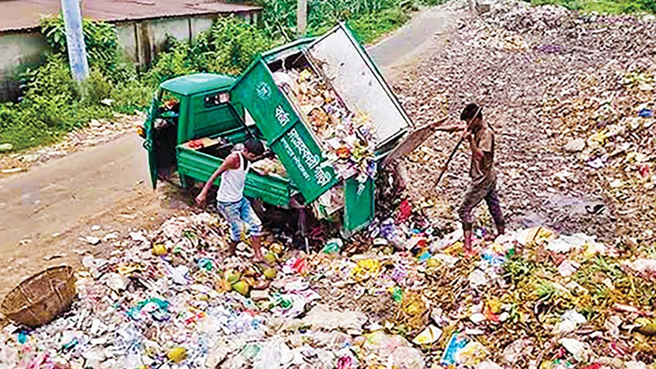 শেরপুরে নদীর পাশে ফেলা হচ্ছে পৌর বর্জ্য, স্বাস্থ্যঝুঁকিতে মানুষ