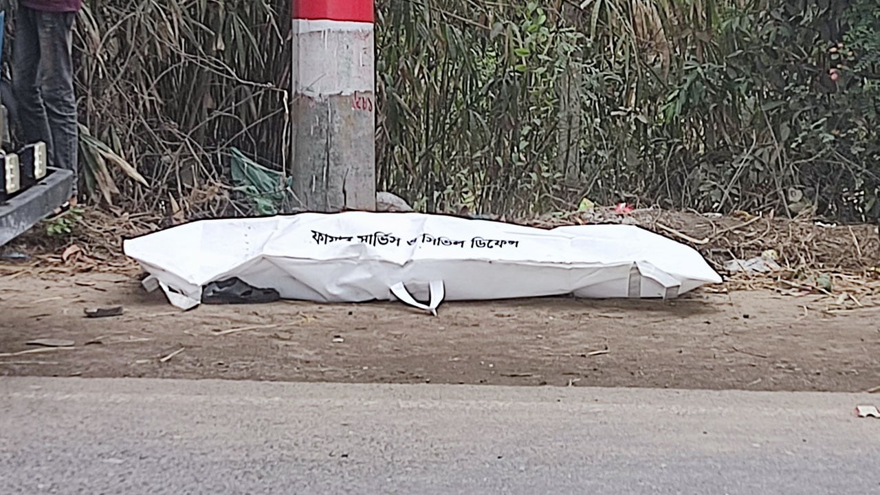 লরি ওভারটেক করতে গিয়ে দুই মোটরসাইকেলের সংঘর্ষে নিহত এক চালক