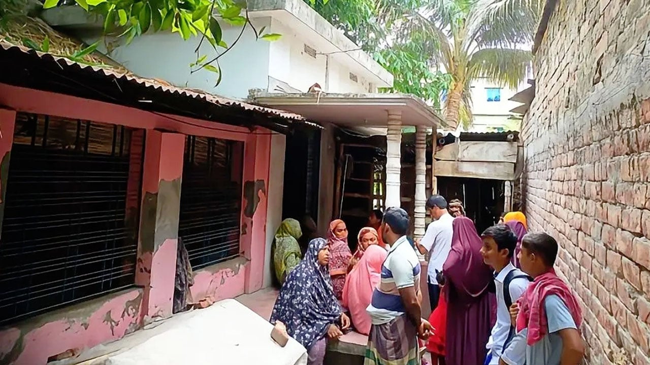 সাতক্ষীরায় অন্তঃসত্ত্বা স্ত্রীর লাশ উদ্ধার, পলাতক স্বামী