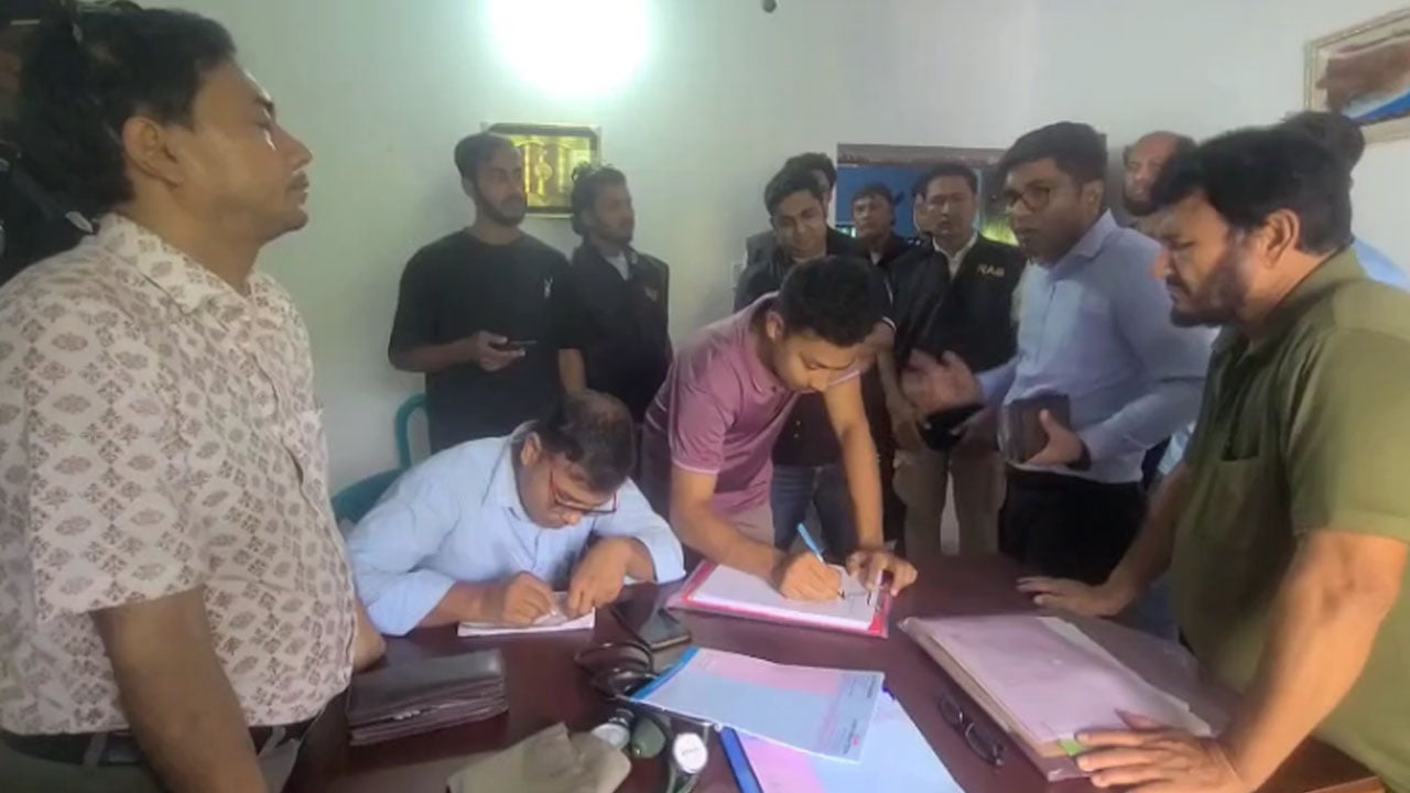 সাতক্ষীরায় যৌথ অভিযানে বন্ধ বৈধ লাইসেন্স ছাড়া ক্লিনিক 