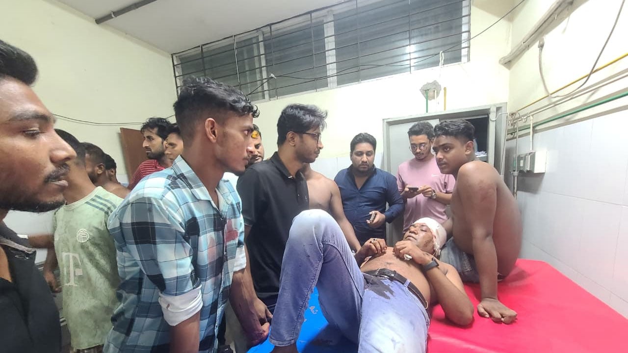 নিষিদ্ধ ছাত্রলীগের নেতাকর্মীদের হামলায় ছাত্রদলের ১০ নেতাকর্মী হাসপাতালে 