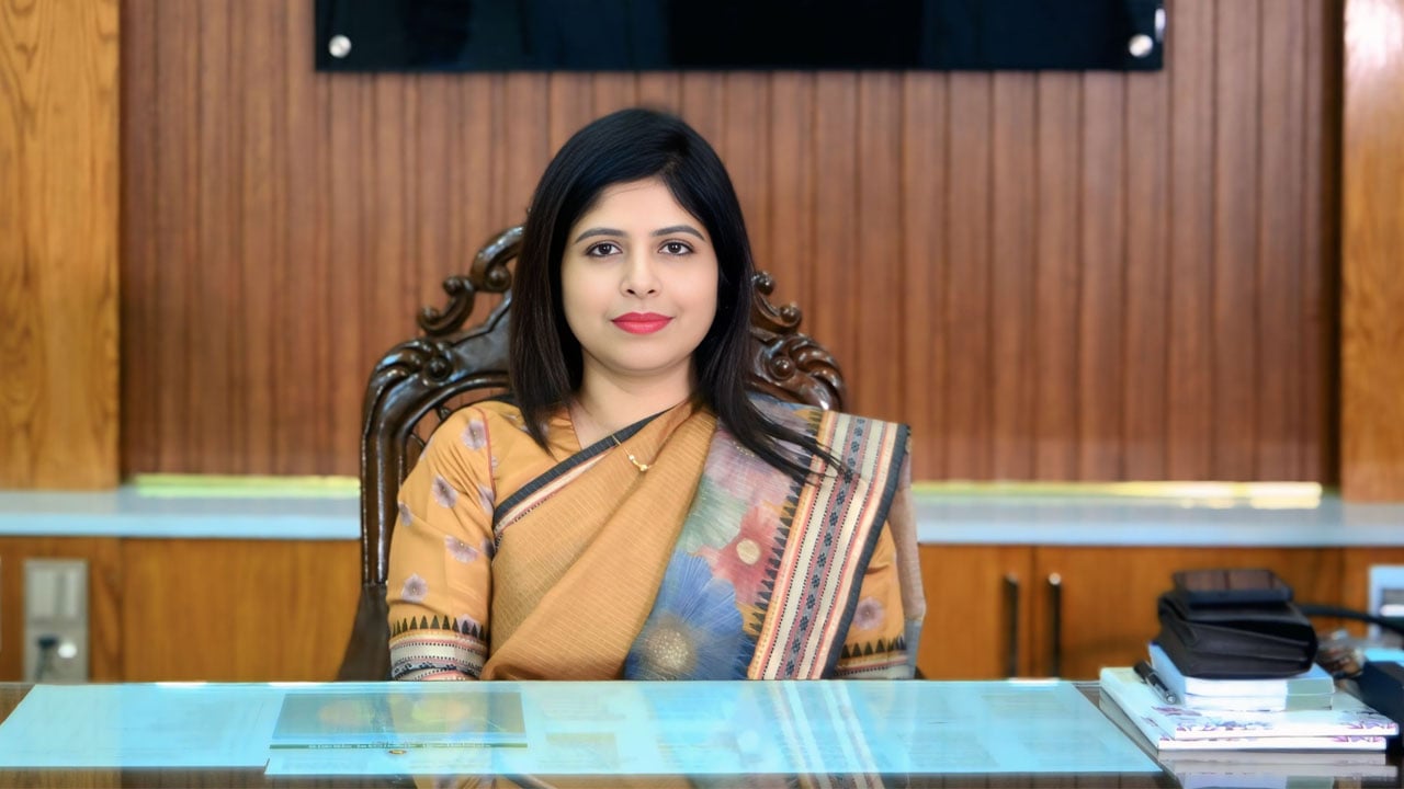 গণমাধ্যমে বক্তব্য চাইলেই ক্ষেপে যান সাতক্ষীরার ডিসি