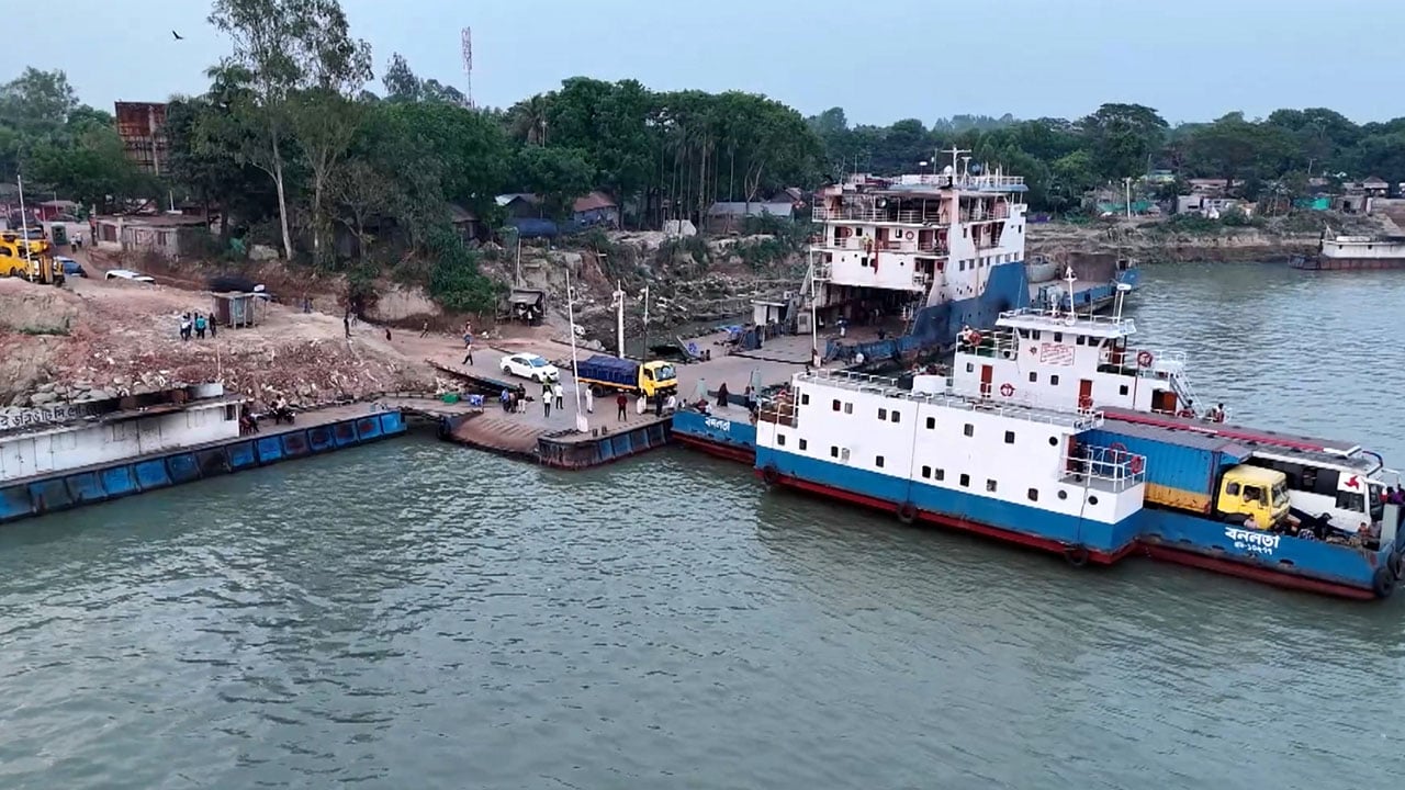 পাটুরিয়া-দৌলতদিয়ায় ফেরি চলাচল বন্ধ